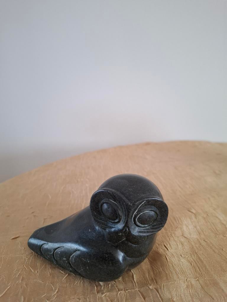 Unieke handgemaakte uil sculptuur van steen, Antiek en Kunst, Minder dan 20 cm, Ophalen of Verzenden, Handgemaakt, Zwart