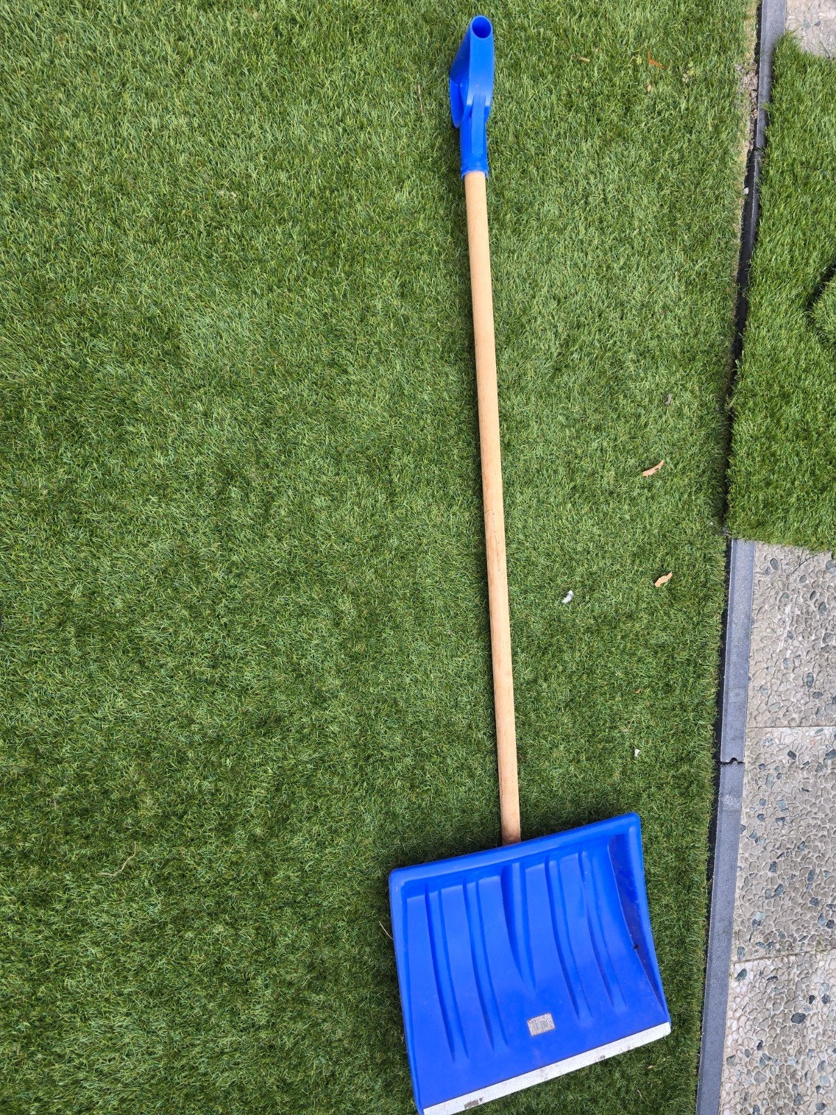 Blauwe sneeuwschep met houten steel, Tuin en Terras, Ophalen of Verzenden, Gebruikt, Schop