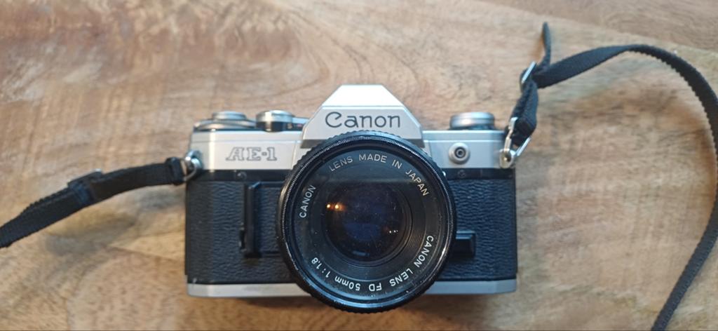 Canon AE-1 Spiegelreflexcamera met accessoires, Audio, Tv en Foto, Fotocamera's Analoog, Gebruikt, Spiegelreflex, Canon, Ophalen of Verzenden