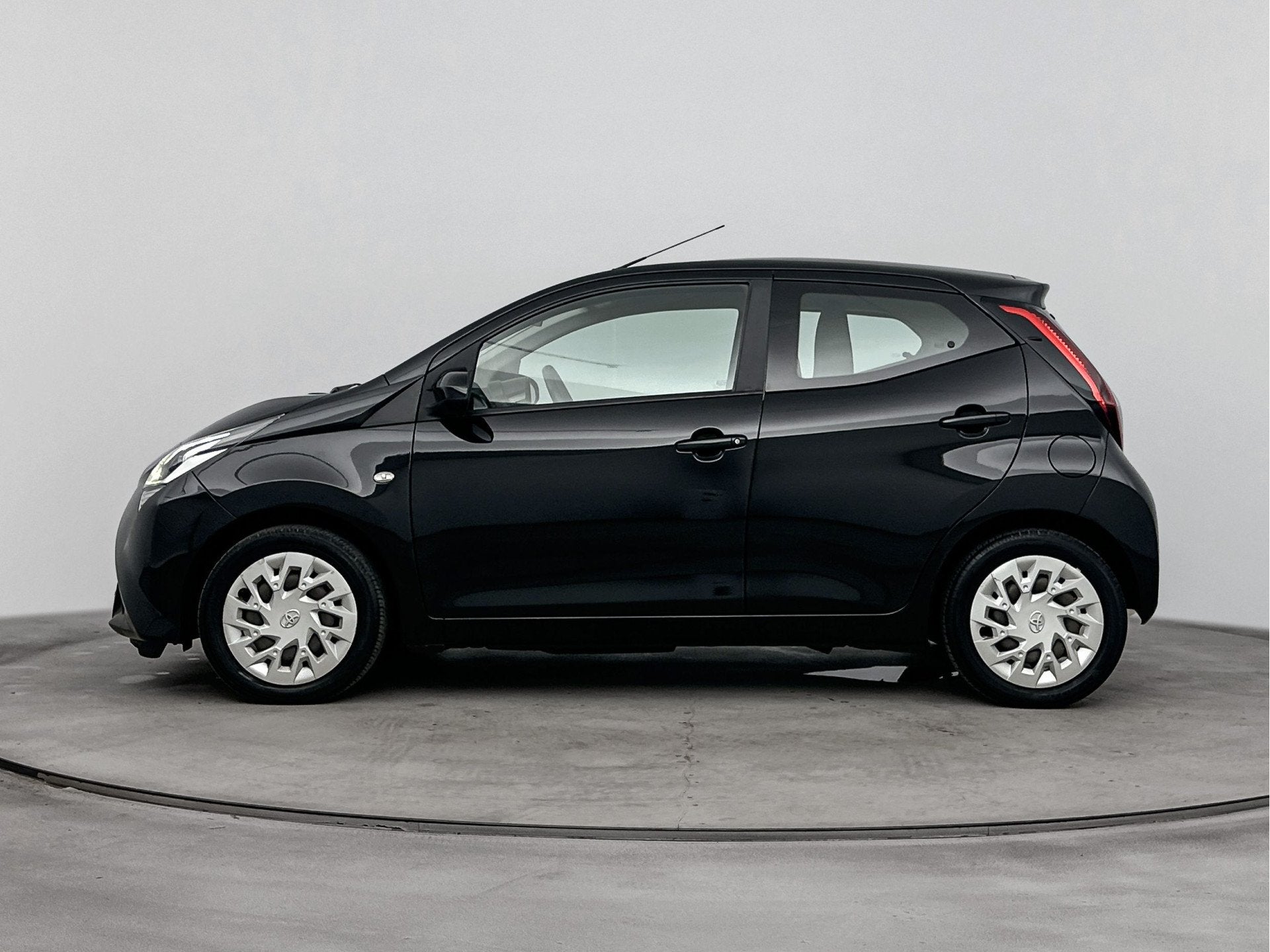 Toyota Aygo 1.0 VVT-i x-play | Parkeercamera | Apple Carplay, Voorwielaandrijving, 12 maanden, Stof, Gebruikt