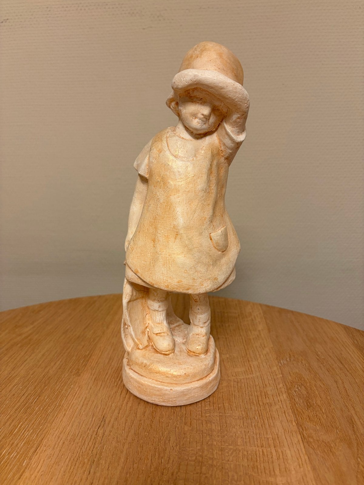 Beeldje van een meisje met hoed, Ophalen, Minder dan 20 cm, Gips, Handgemaakt