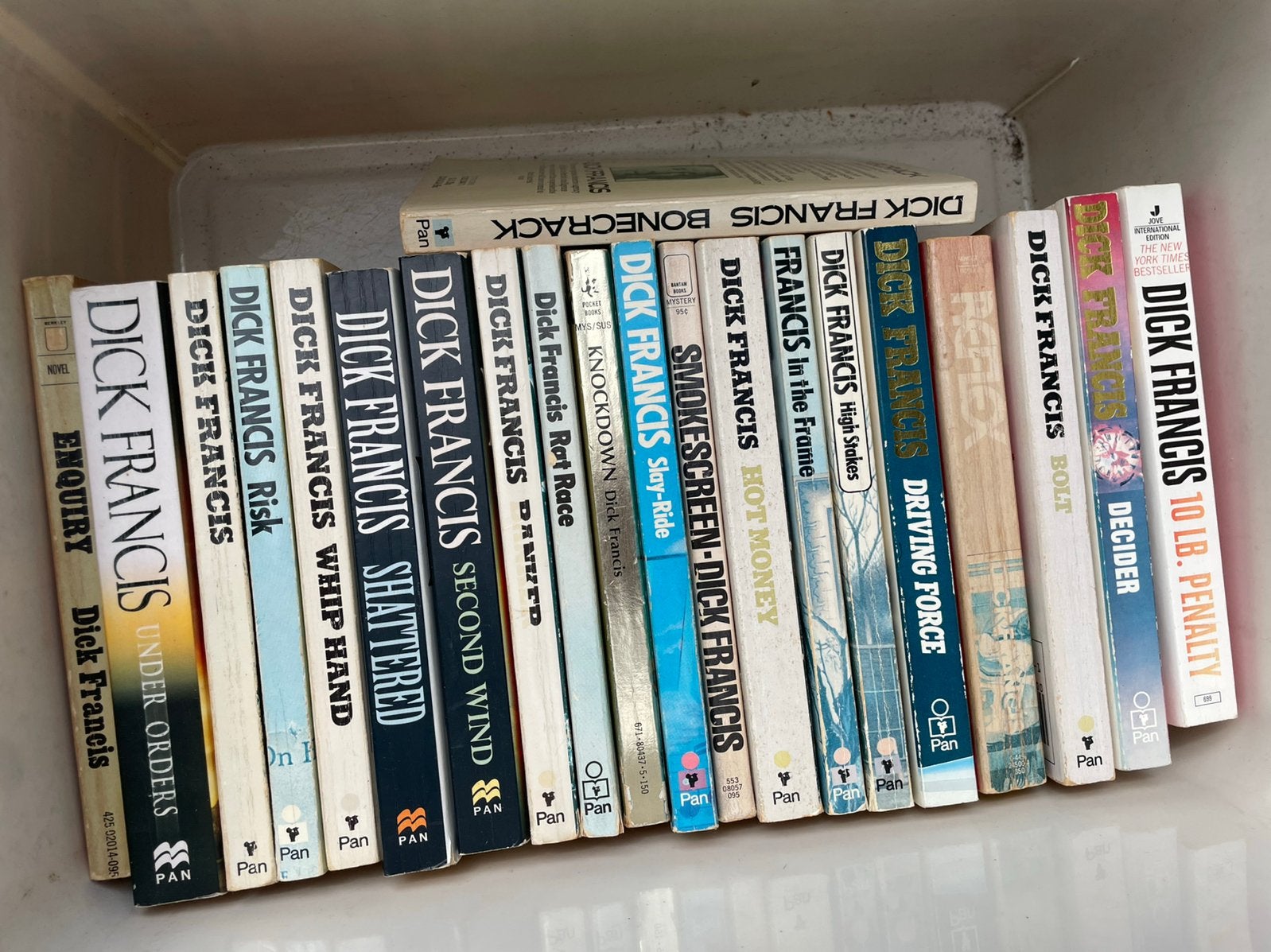 22 boeken Dick Francis engelstalig in een koop, Boeken, Thrillers, Ophalen of Verzenden, Zo goed als nieuw