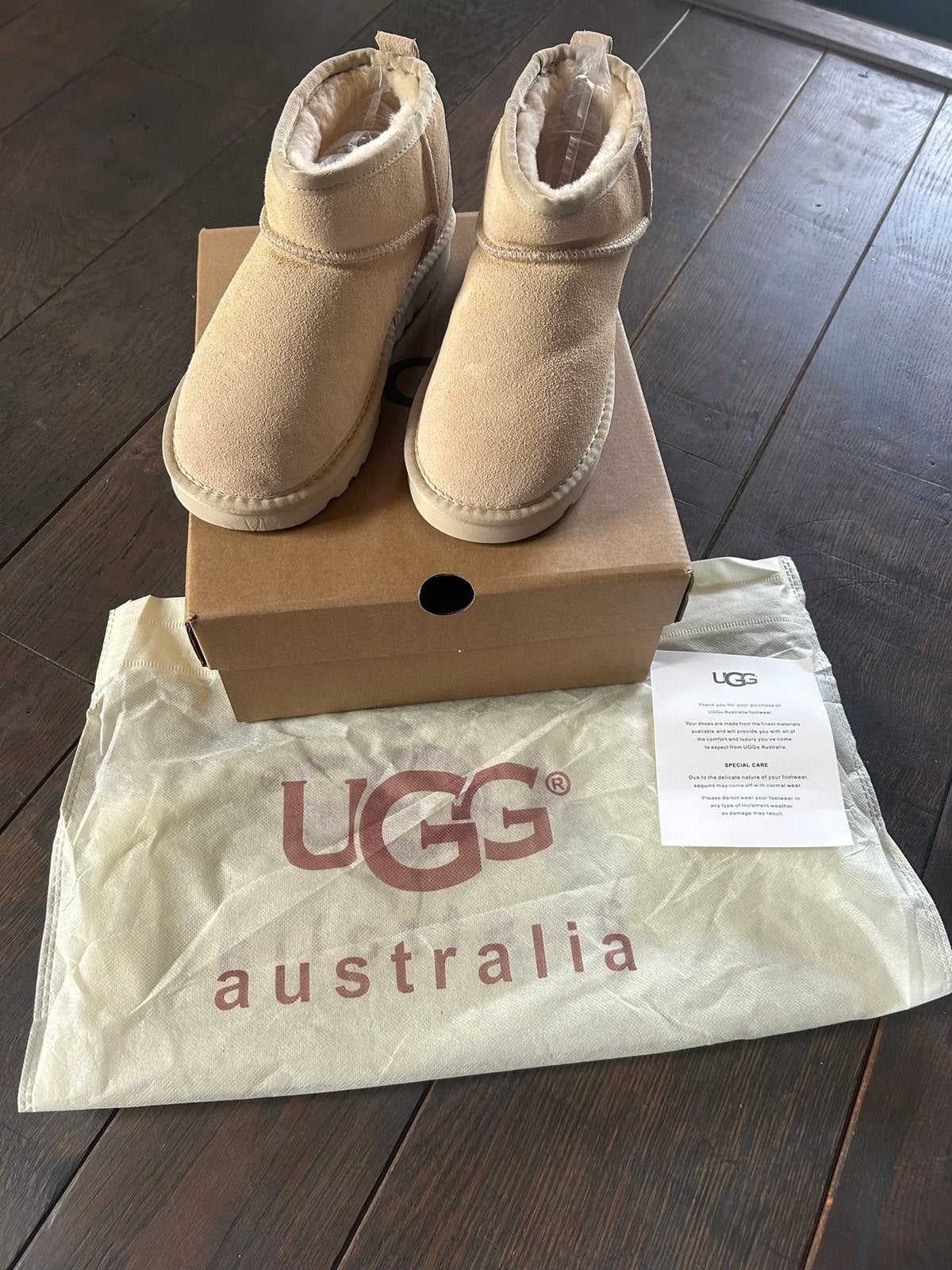 Ugg Classic ultra mini Sand, Beige, Lage of Enkellaarzen, Nieuw, Ophalen of Verzenden