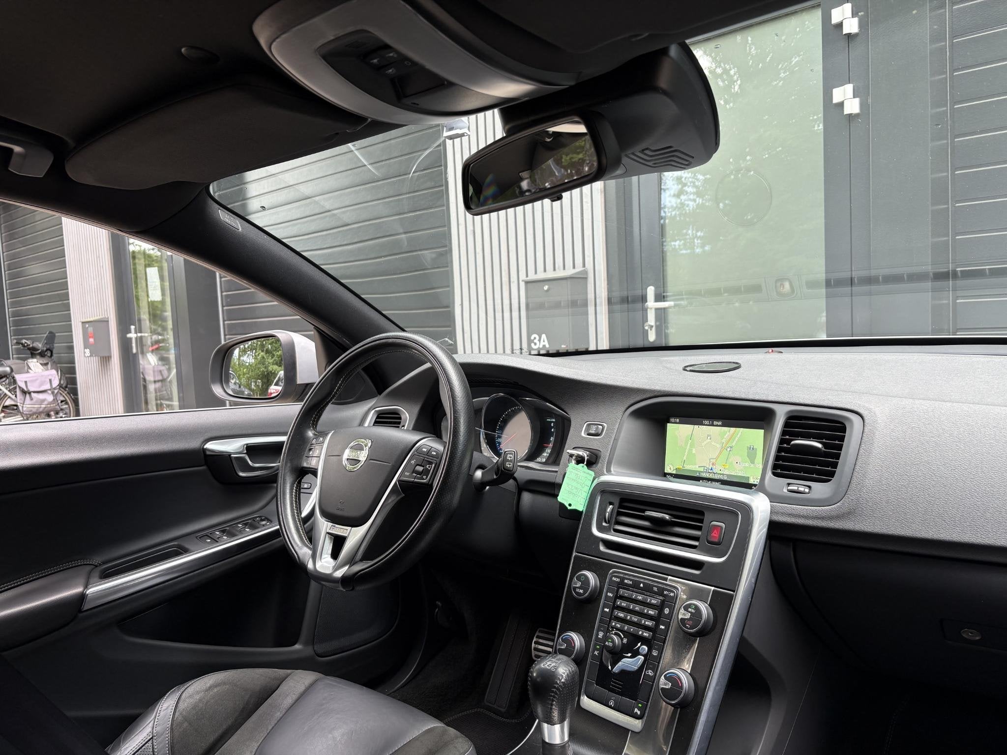 Volvo V60 1.6 T3 R-Design, Auto's, Volvo, Voorwielaandrijving, Gebruikt, 4 cilinders, 150 pk
