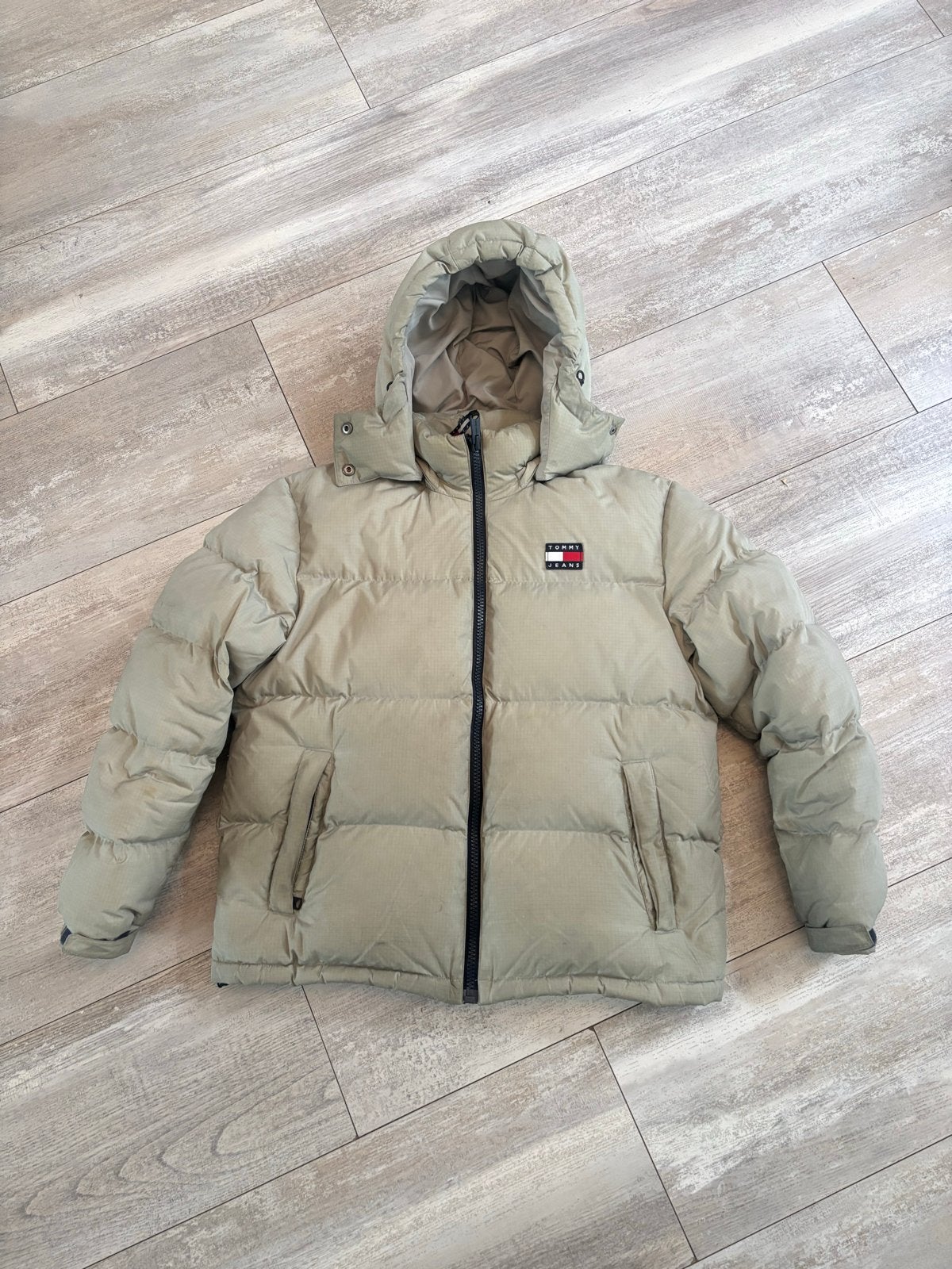 Tommy Jeans Alaska Puffer Jas Maat M, Ophalen of Verzenden, Zo goed als nieuw, Maat 48/50 (M), Beige
