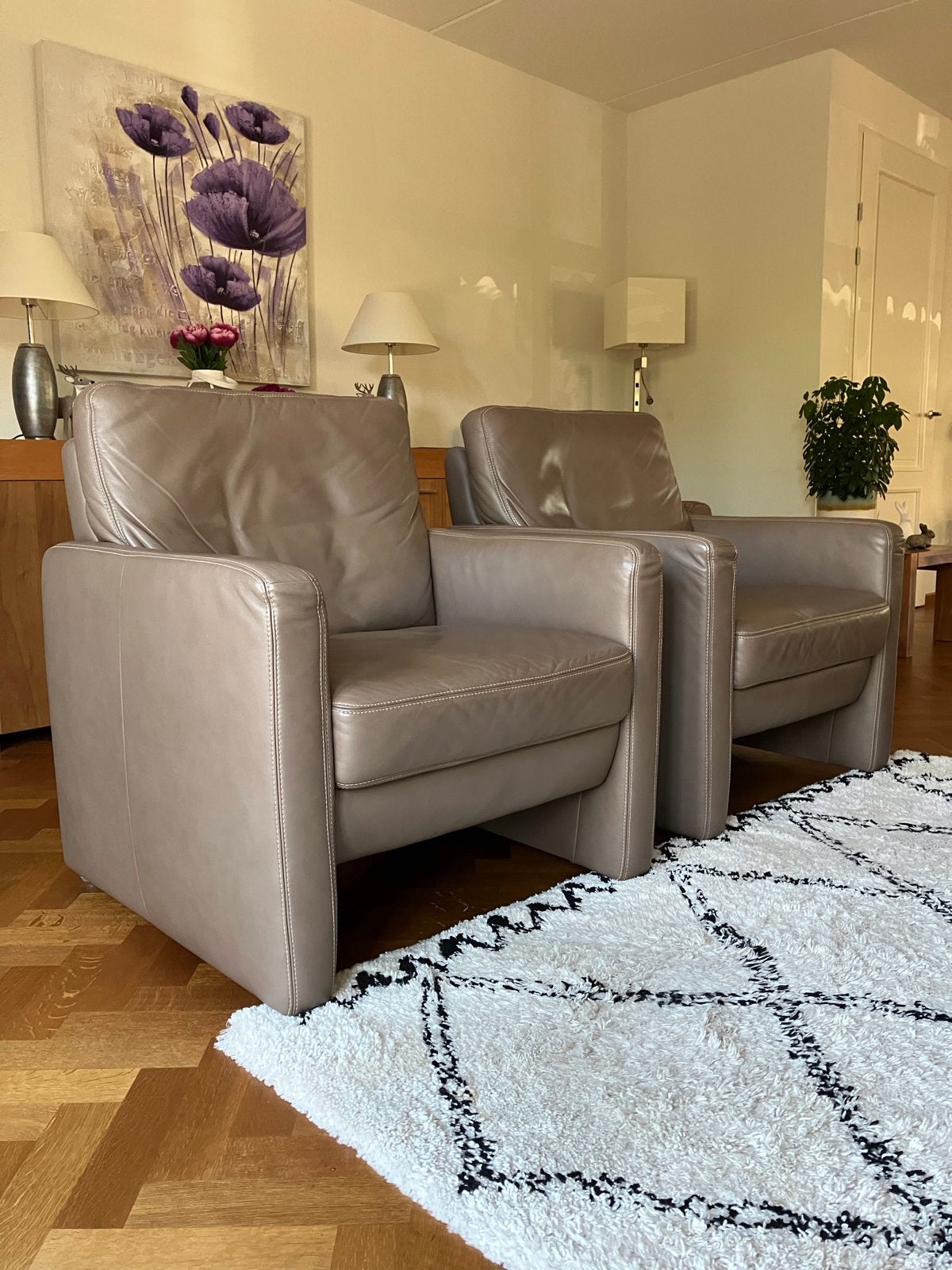 Twee comfortabele leren fauteuils - Taupe, Huis en Inrichting, Fauteuils, Ophalen, Gebruikt, Leer, 75 tot 100 cm