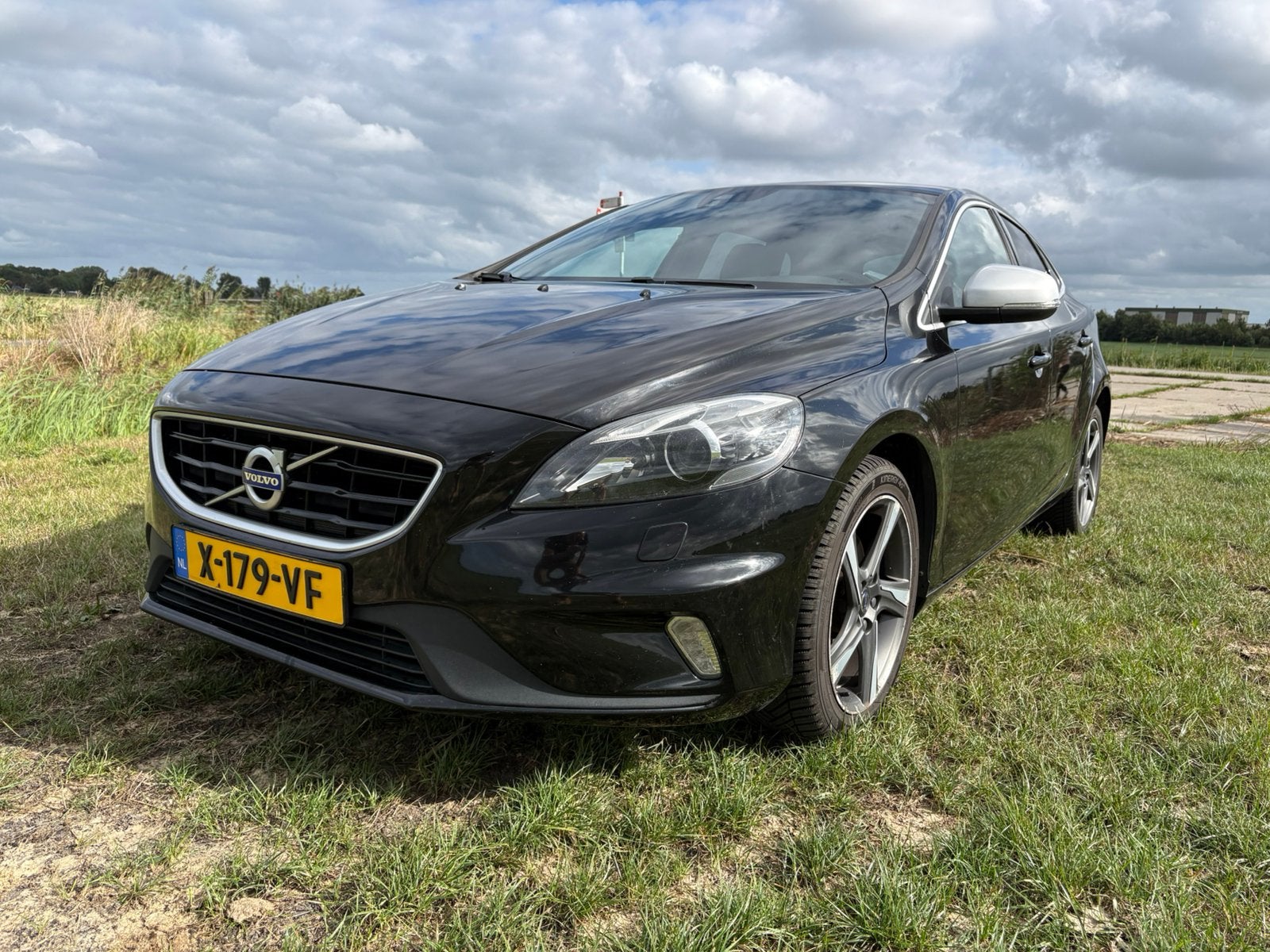 Volvo V40 2.0 T3 R-design zwart., Auto's, Voorwielaandrijving, 4 cilinders, Leder en Stof, Zwart