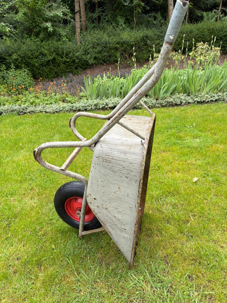 Te huur kruiwagen, Ophalen