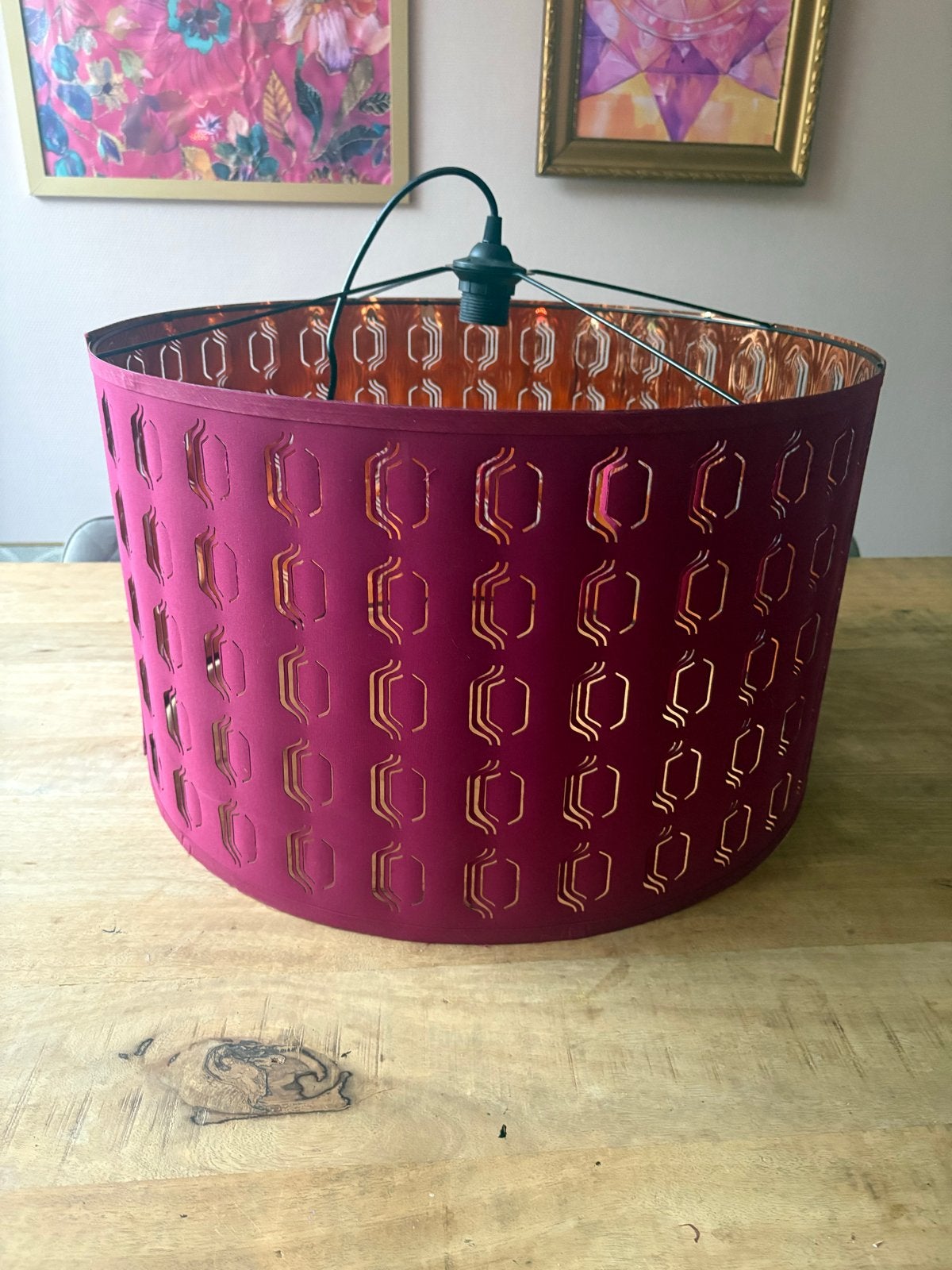 Bordeauxrode lampenkap met goudkleurig patroon, Hanglamp, Gebruikt, Rond, Ophalen of Verzenden