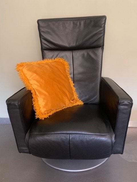Draaibare zwarte leren relax stoel., Ophalen, Relax stoel, Minder dan 75 cm, Leer