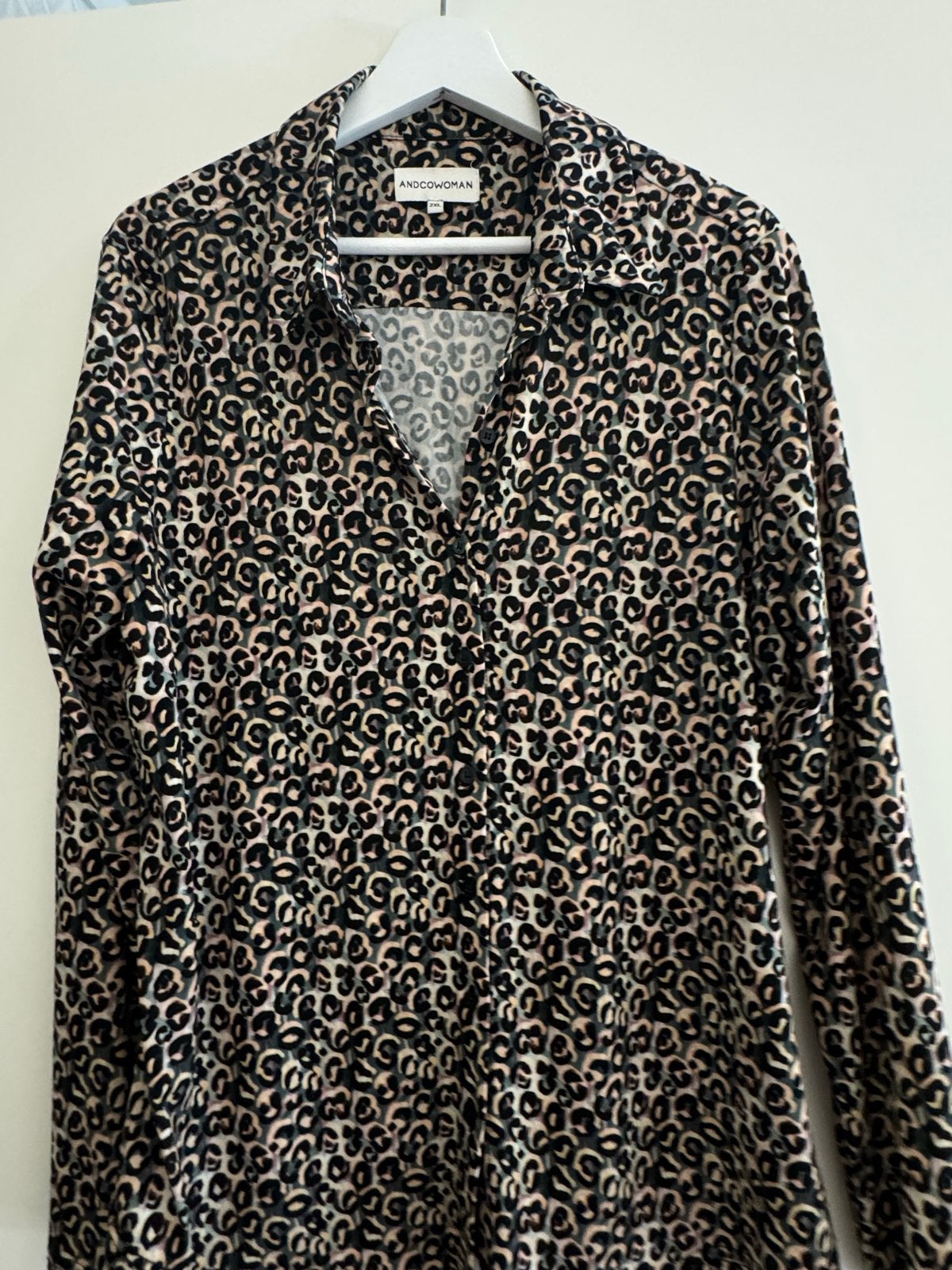 ANDCOWOMAN Travelstof Blouse met Luipaardprint, Verzenden, Zo goed als nieuw, Maat 46/48 (XL) of groter, Meerkleurig