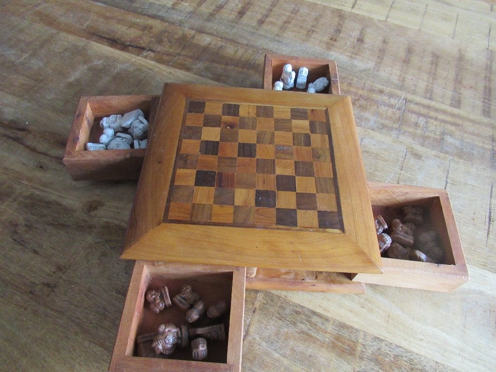 Uitgesneden Schaakspel schaakbord in klein houten kistje, Ophalen of Verzenden, Zo goed als nieuw