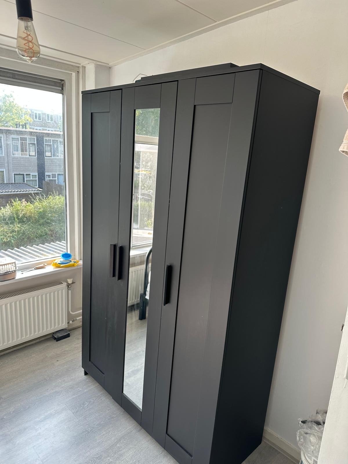 Zwarte kledingkast met spiegeldeur., Ophalen, Gebruikt, 100 tot 150 cm, 200 cm of meer