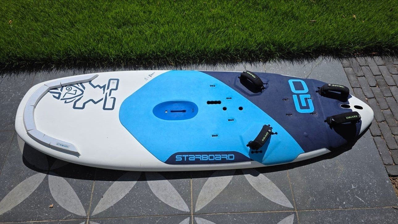 PRIJS VERLAAGD: Starboard GO 133L Windsurfboard, Ophalen, Met voetbanden, 250 tot 300 cm, Zo goed als nieuw