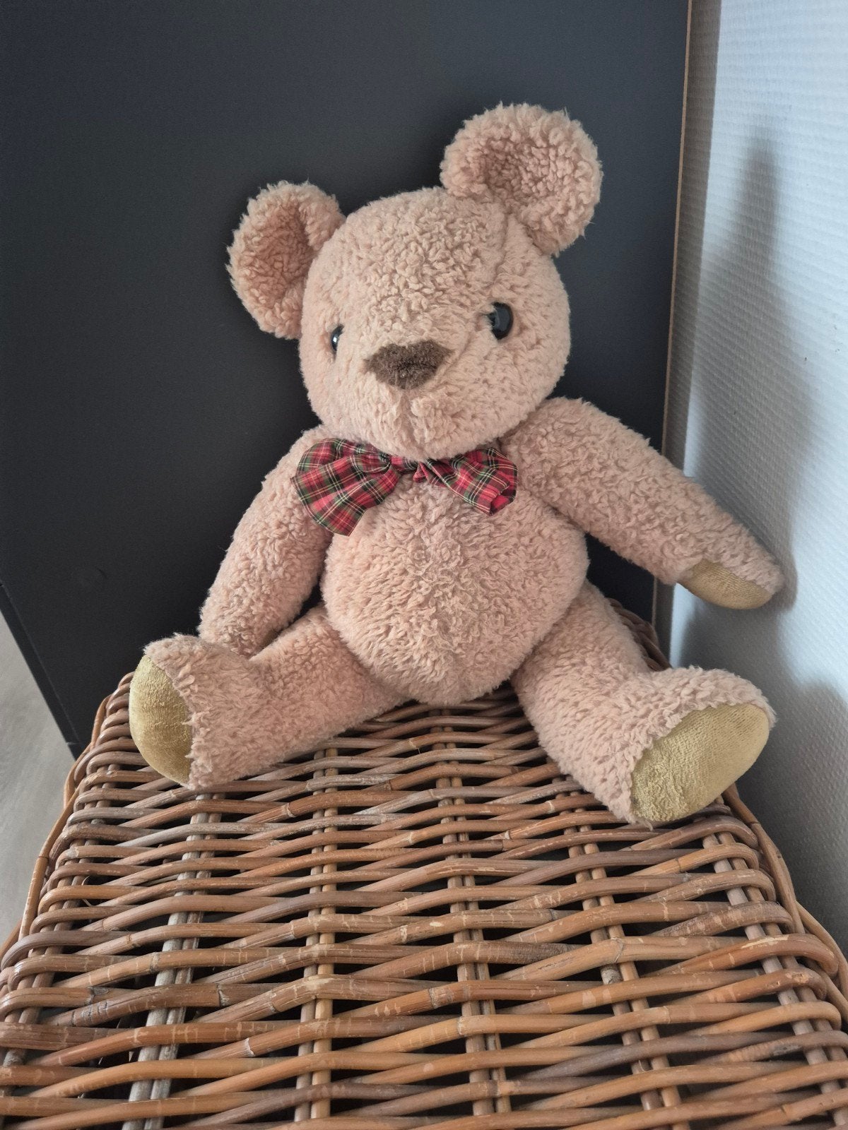 Schattige vintage teddybeer met geruite strik, Beer, Ophalen of Verzenden, Zo goed als nieuw, Middelgroot (20 tot 80 cm)