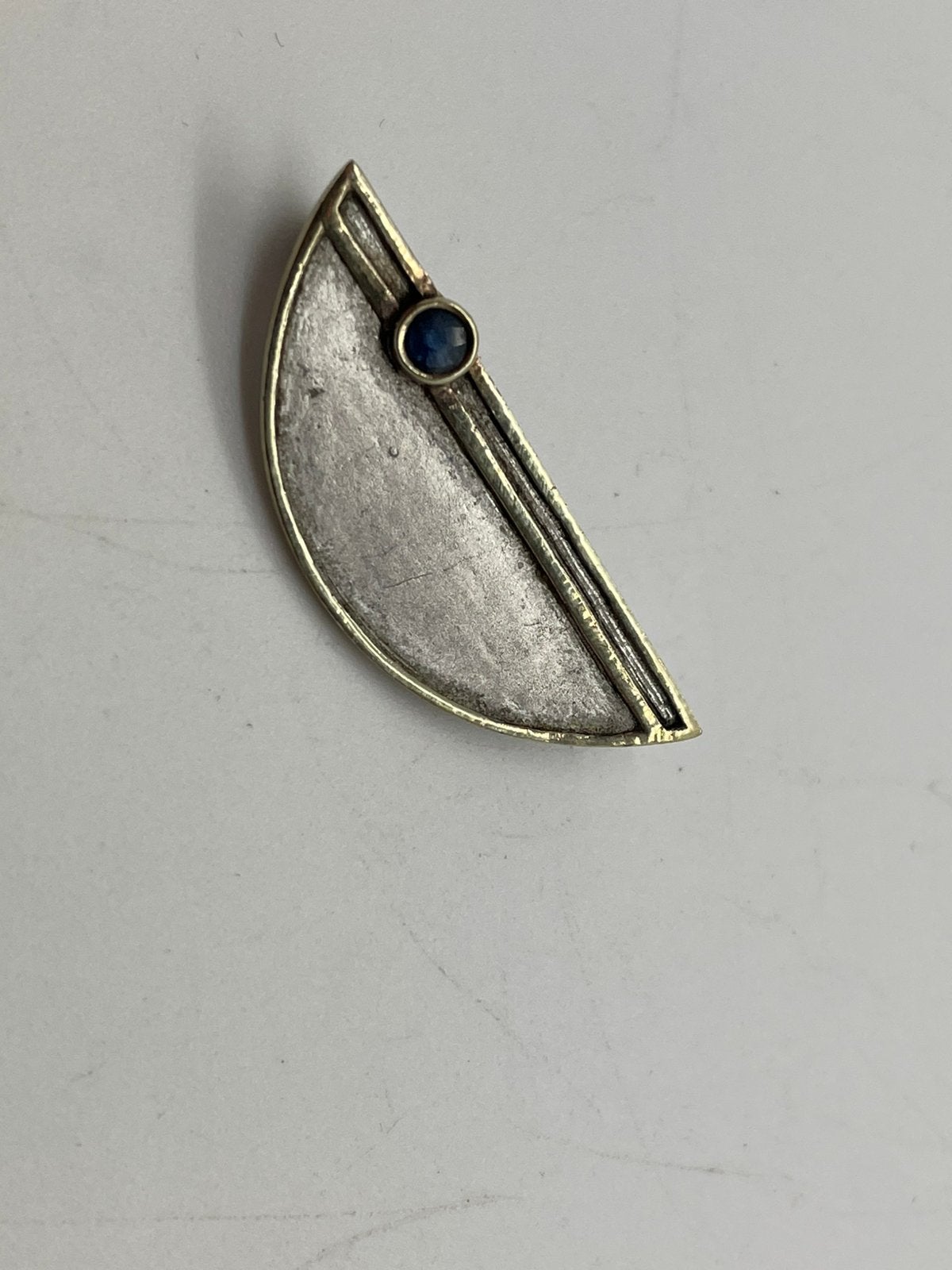 E387 Prachtige zilveren modernist broche blauwe saffier, Sieraden, Tassen en Uiterlijk, Minder dan 4 cm, Ophalen of Verzenden