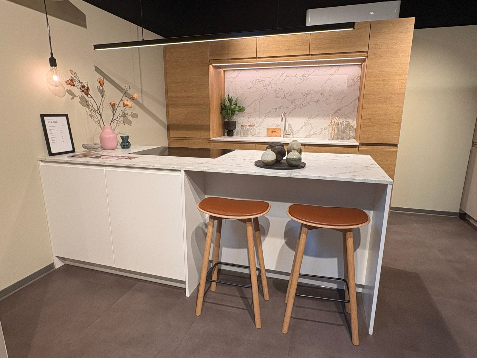 Showroom keuken Kvik Linearis eiland incl apparatuur, Ophalen, Wit, Overige typen, Zo goed als nieuw