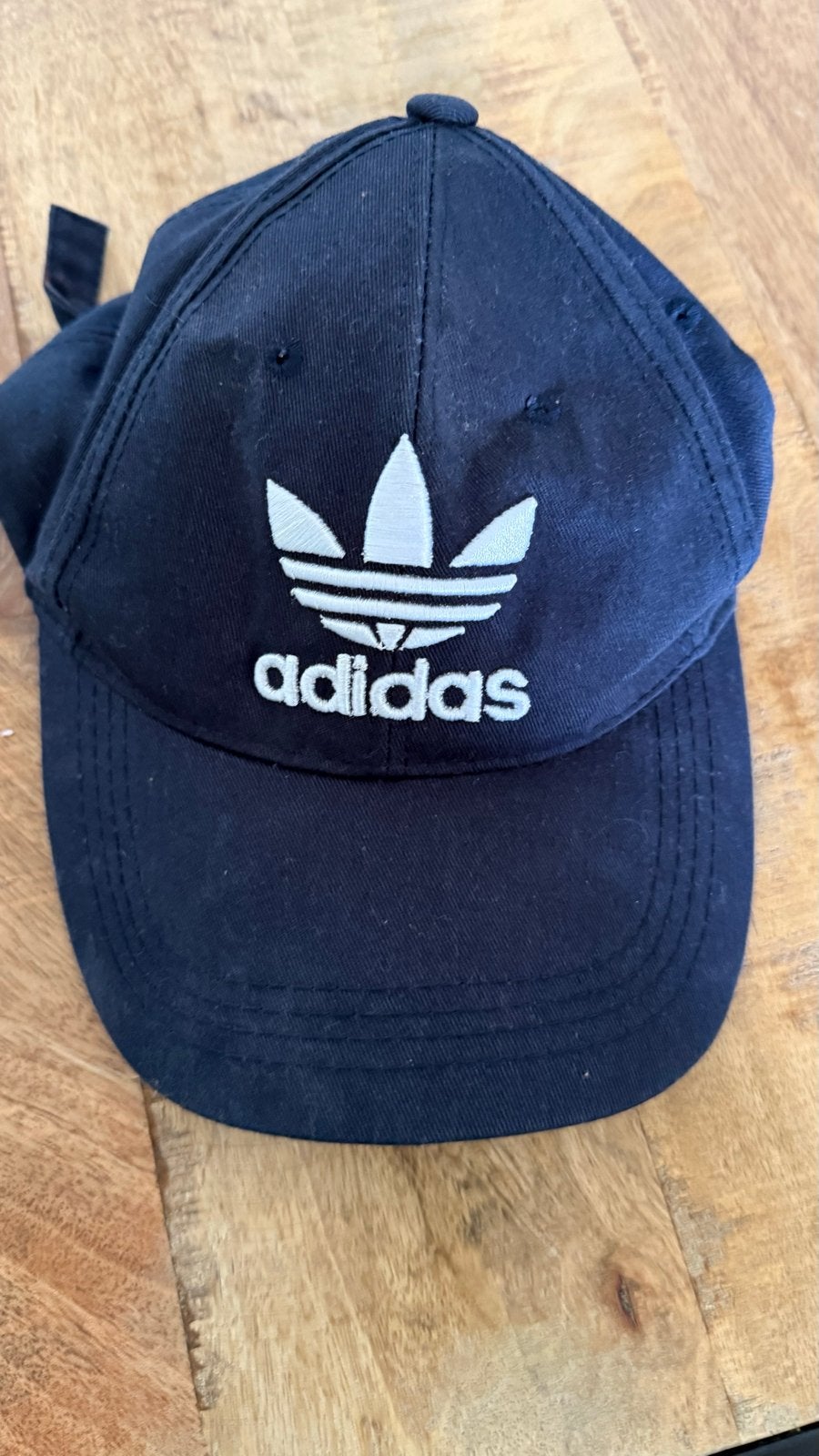 Adidas pet - Donkerblauw met wit logo, Kleding | Dames, Hoeden en Petten, Ophalen of Verzenden, Gedragen, One size fits all, Pet