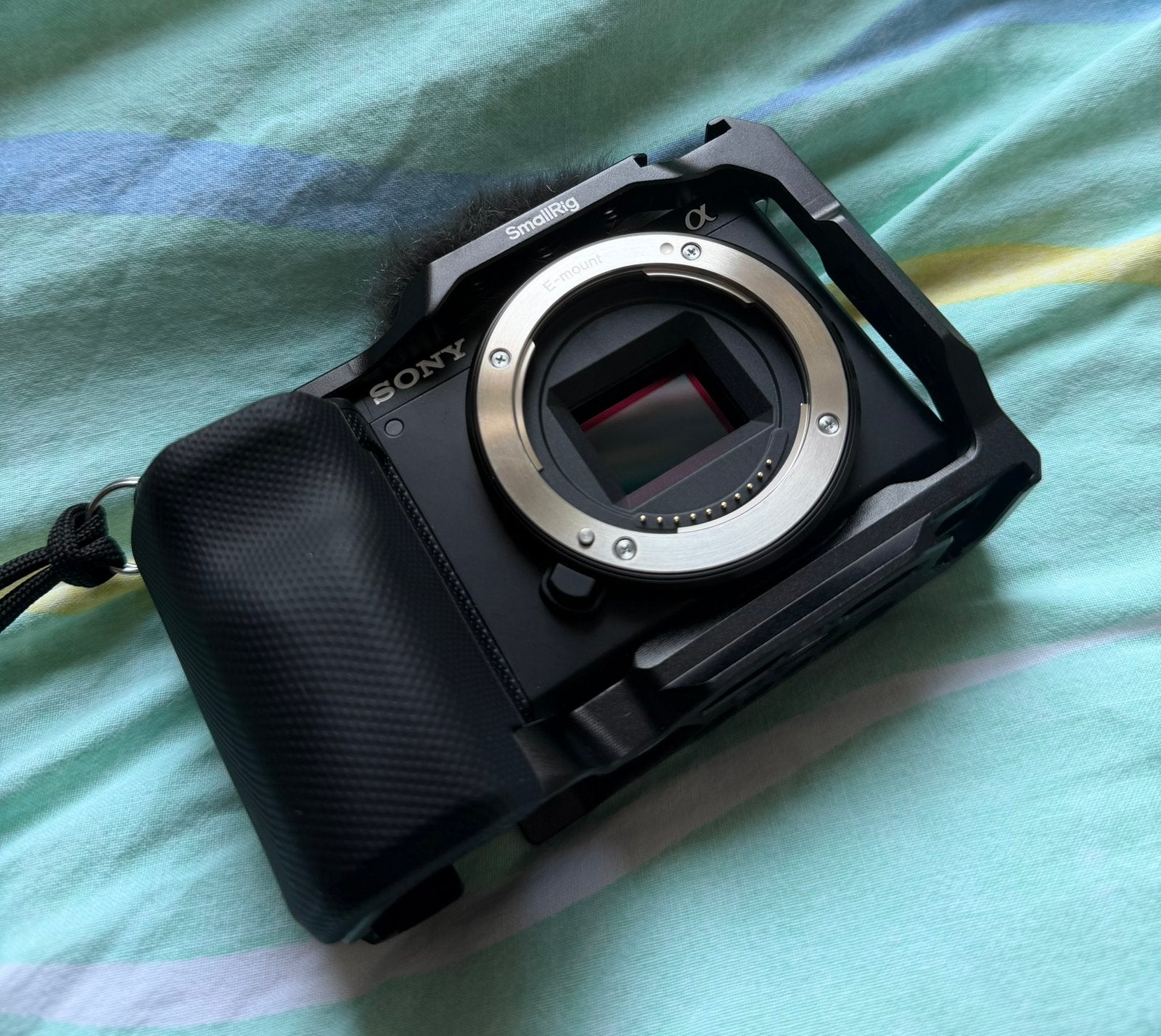 Foto 3 van Sony ZV-E10 (Nieuwstaat), SmallRig Cage, 256GB SD & accu’s