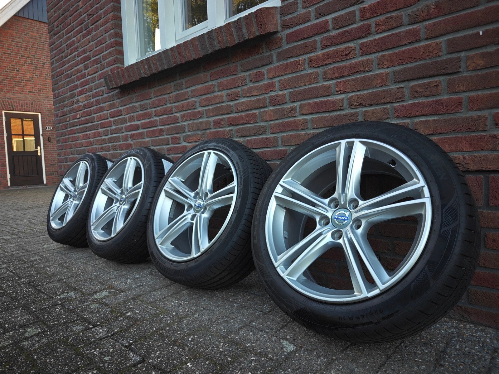 Orginele 18 inch Volvo Velgen + Zomerbanden, Auto-onderdelen, Ophalen, 18 inch, Gebruikt, Banden en Velgen