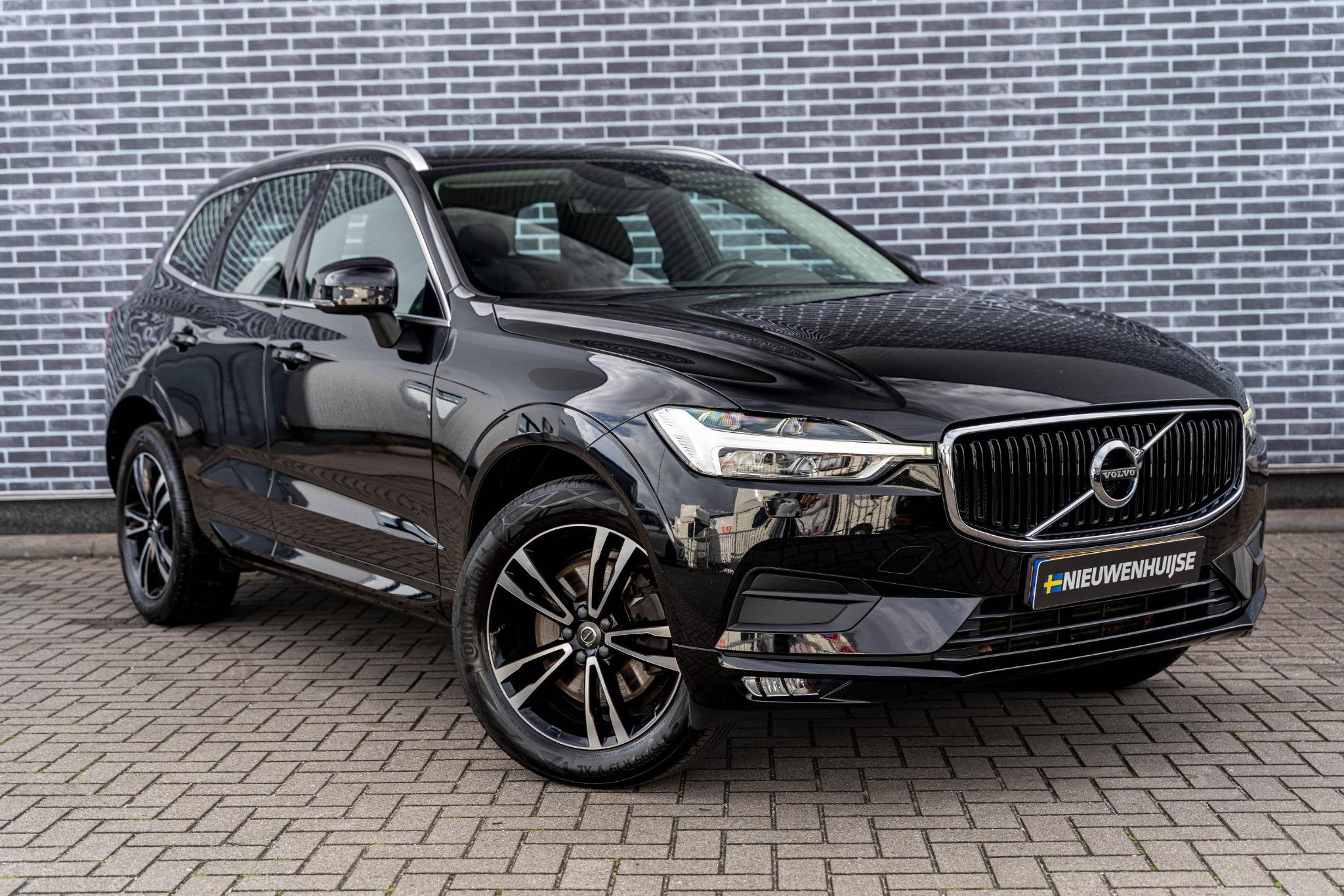 Volvo XC60 2.0 T5 Momentum | Trekhaak | Lederen Bekleding |, Gebruikt, Euro 6, 4 cilinders, Zwart
