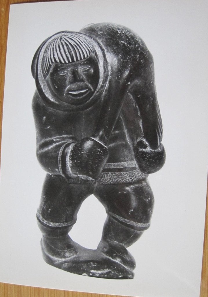 Eskimo met sneeuwgans uit zeepsteen - ansichtkaart, Ophalen of Verzenden, 1980 tot heden, Gelopen, Overige thema's