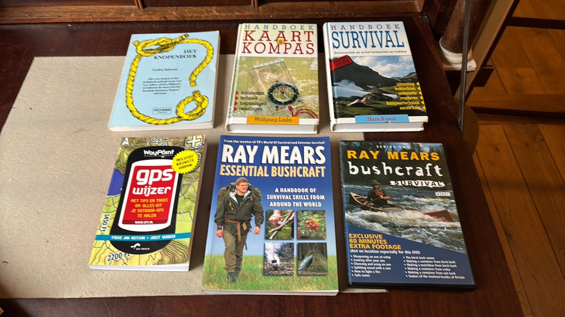 Handboek survival -kaart kompas -Essentual bushcraft- knopen, Ophalen of Verzenden, Gelezen