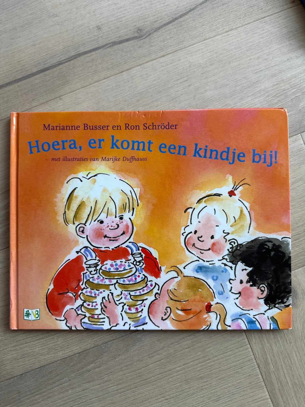 Hoera, er komt een kindje bij! - Marianne Busser & Ron Schrö, Ophalen of Verzenden, Gelezen, 2 tot 3 jaar