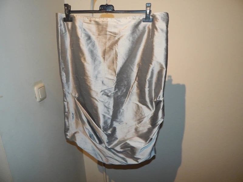 Moq zilveren zuiver zijde rok gesmockt zijkanten mt 44, Kleding | Dames, Verzenden, Maat 42/44 (L), Zo goed als nieuw, Knielengte
