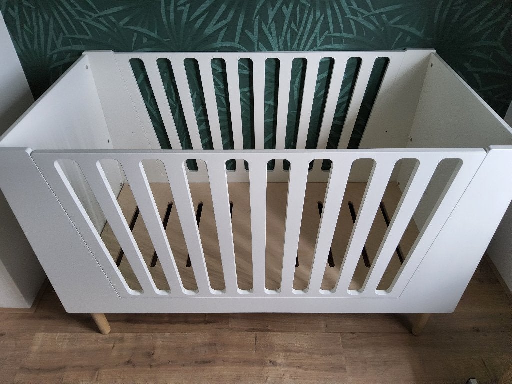 Ledikant / babybed 140 x 70 cm zgan done by deer, Ophalen, Zo goed als nieuw, Ledikant