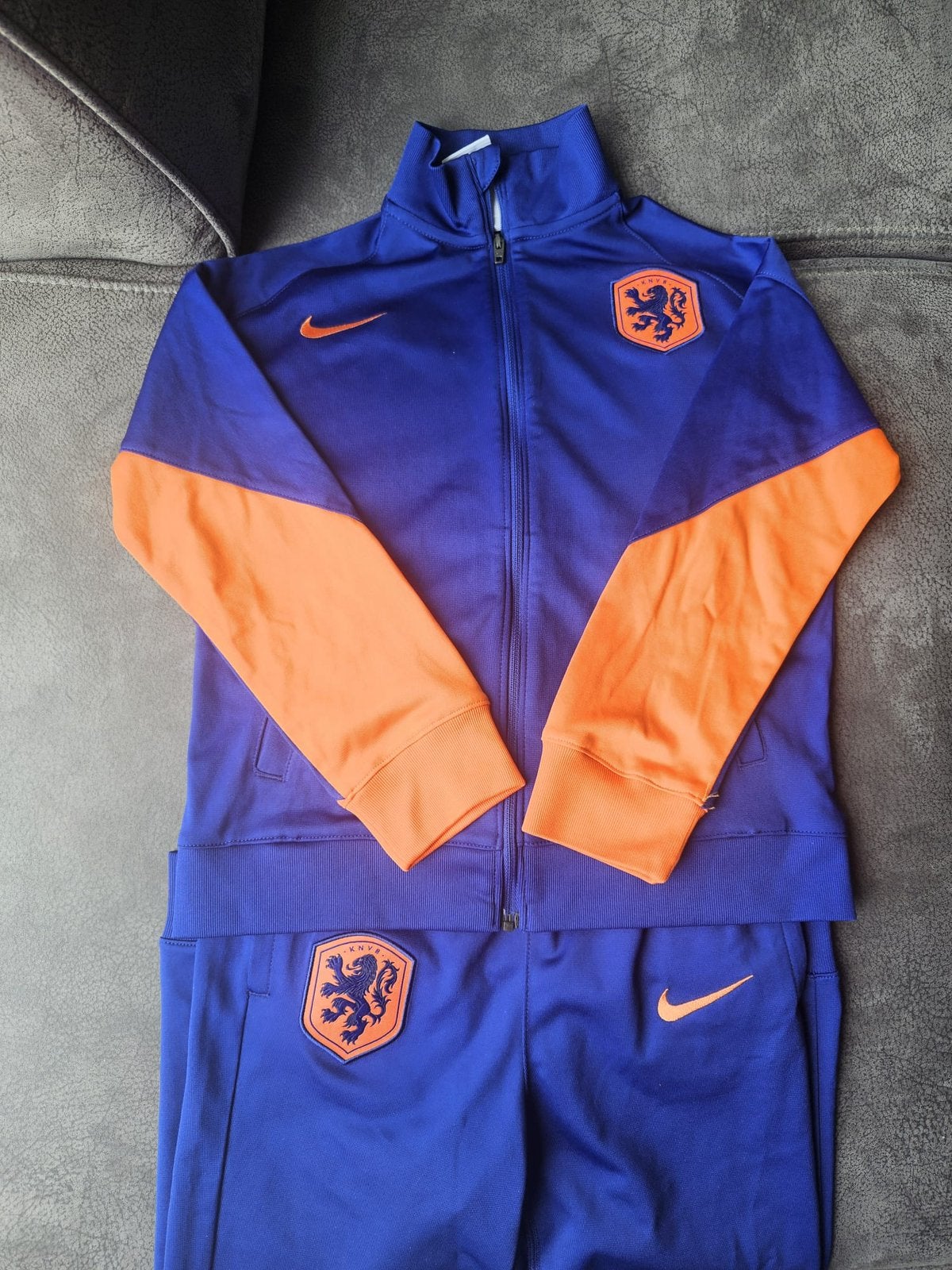 KNVB Nederlands elftal trainingspak Nike maat 116-122, Ophalen of Verzenden, Zo goed als nieuw, Jongen of Meisje, Sport- of Zwemkleding