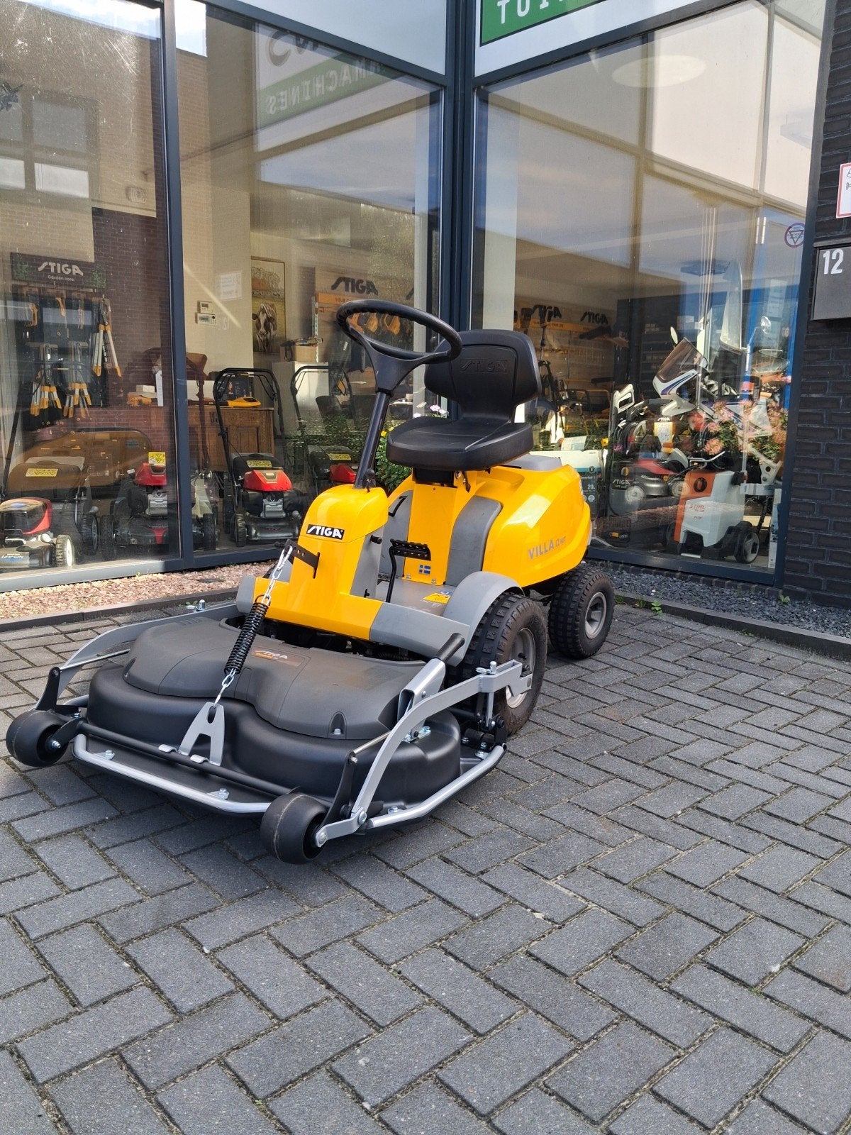 Stiga Villa 12 HST Zitmaaier frontmaaier  nieuw maaidek, Ophalen, Cirkelmaaier, Stiga, Zo goed als nieuw