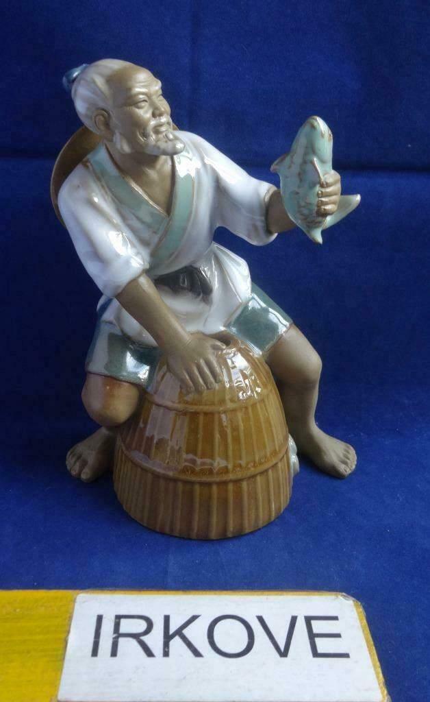 MUDMAN CHINEES SHIWAN BEELD * Man Met Vis *, Minder dan 20 cm, Verzenden, Steen of Keramiek, Beeld