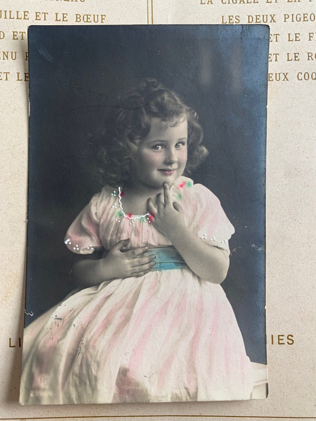 Meisje in roze jurk (ME), Ophalen of Verzenden, Voor 1920, Gelopen, Kinderen