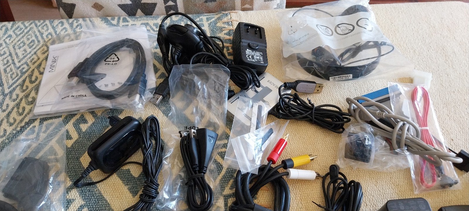 Grote partij afstandsbedieningen, kabels en adapters, Gebruikt, Game console, Universeel, Ophalen of Verzenden