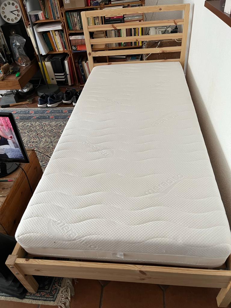 Ikea bedframe Tarva en lattenbodem Luröy met Meradiso matras, Ophalen, Zo goed als nieuw, Eenpersoons, 90 cm