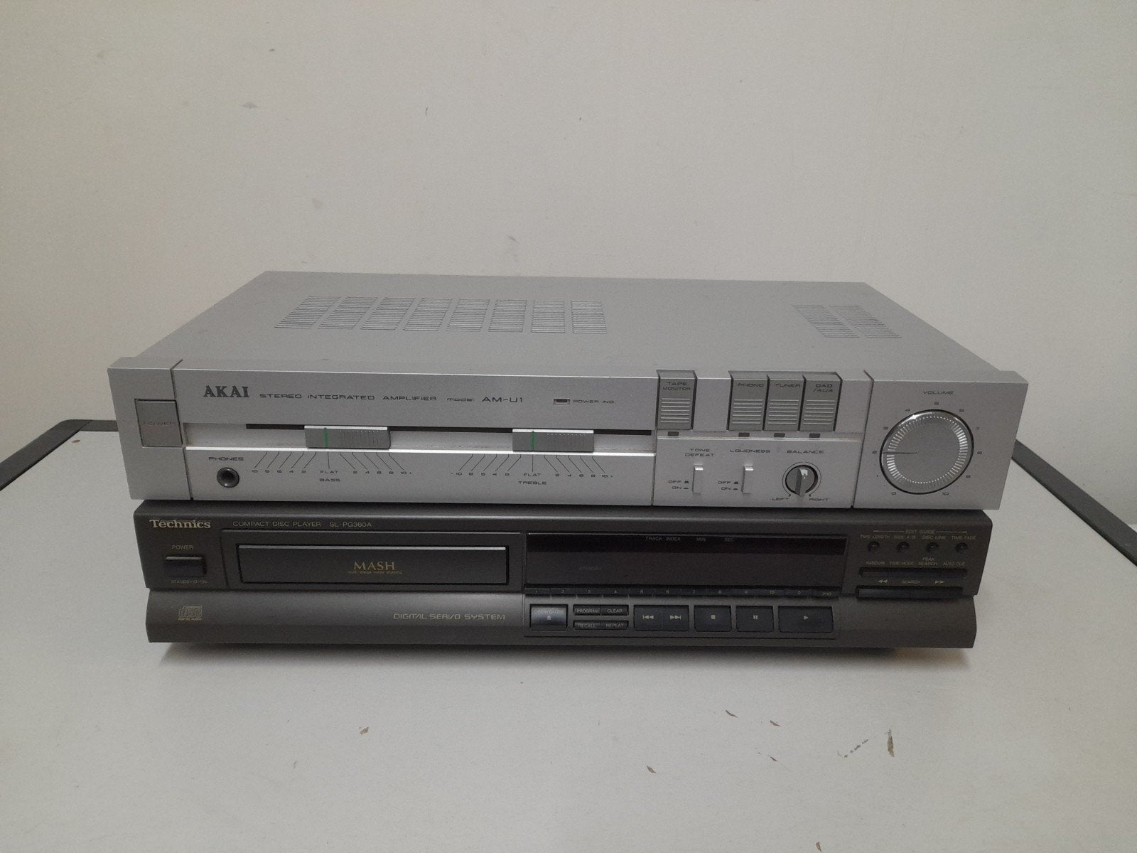 Akai versterker en technics cd speler ( defect ), Niet werkend, Losse componenten, Ophalen of Verzenden, Akai