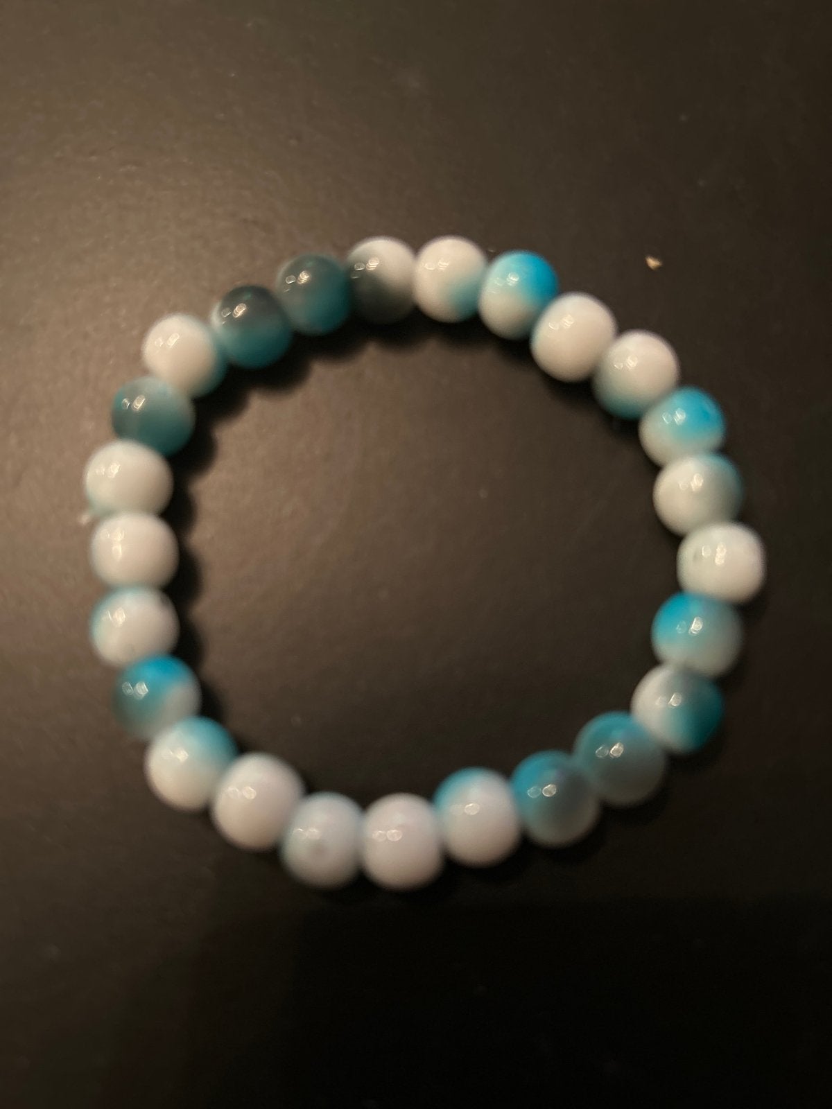 Stijlvolle kralenarmband in wit en blauw, Sieraden, Tassen en Uiterlijk, Verzenden, Nieuw, Blauw, Overige materialen