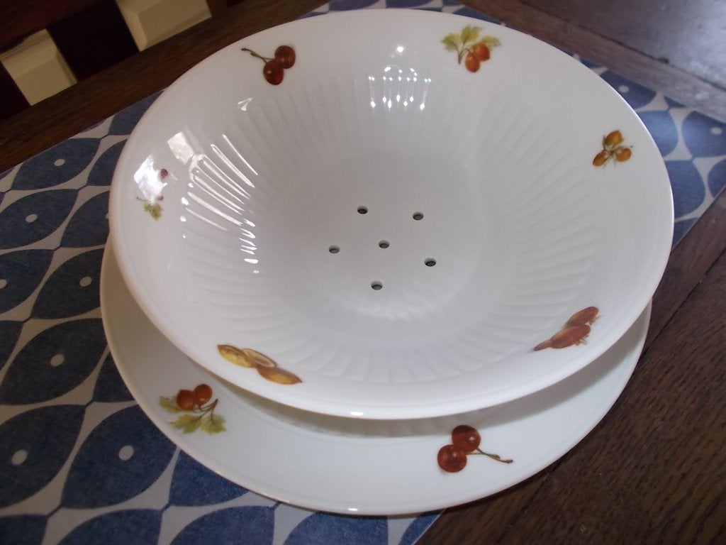 🍓Winterling fruittest,uitlekschaal,fruittes,porselein., Ophalen of Verzenden, Overige stijlen, Porselein, Schaal of Schalen