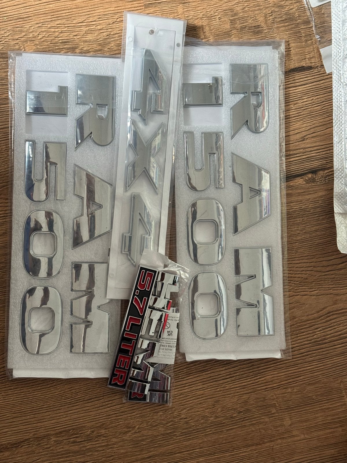 RAM 1500 5.7 HEMI 4x4 Emblemen Set met Mal en Plakstrip, Verzenden, Nieuw