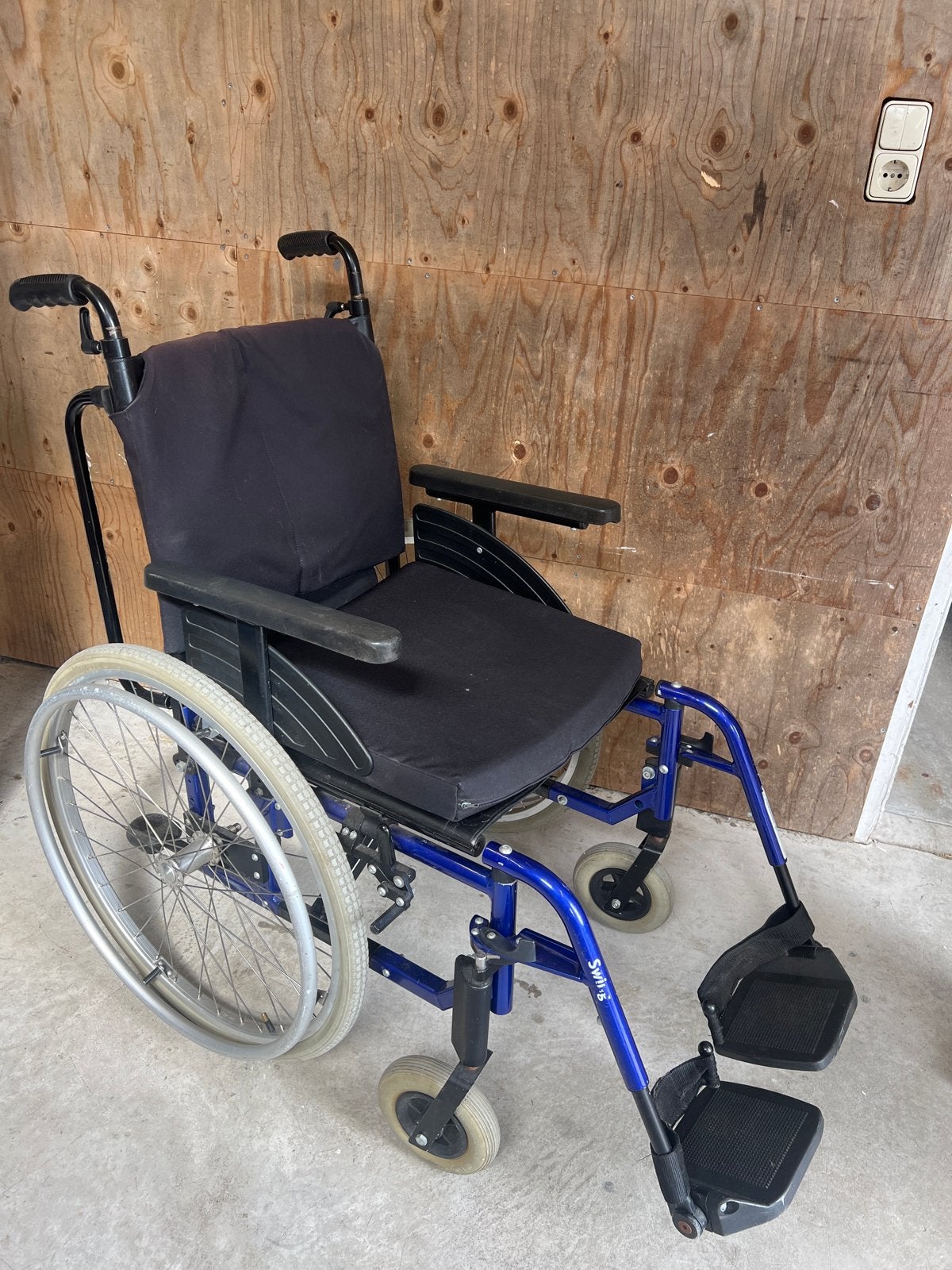 Rolstoel van merk invacare, Ophalen, Inklapbaar, Zo goed als nieuw, Duwrolstoel