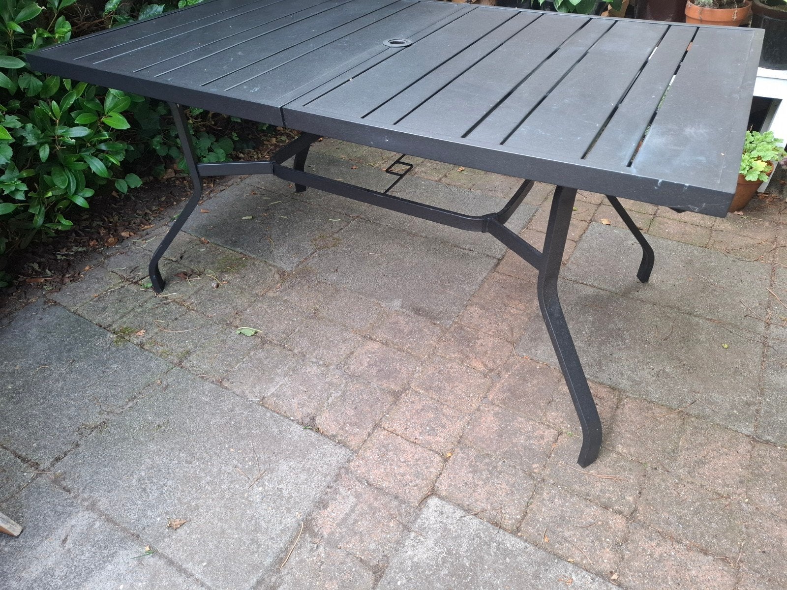 Outsunny Tuintafel - Zwart - 152x90x74 cm - Met parasolgat, Tuin en Terras, Tuintafels, Ophalen, Gebruikt, Rechthoekig, Metaal