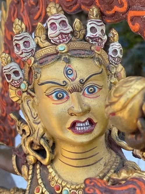 Goldface Vajrayogini – brons en 24K – 35 cm, Ophalen of Verzenden, Zo goed als nieuw, Beeld(je), Boeddhisme