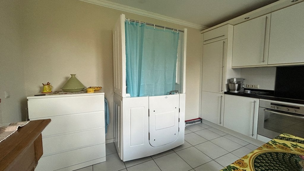 Senioren Zorgdouche en combinatiebad met whirlpool, Ophalen, Zo goed als nieuw, Douche