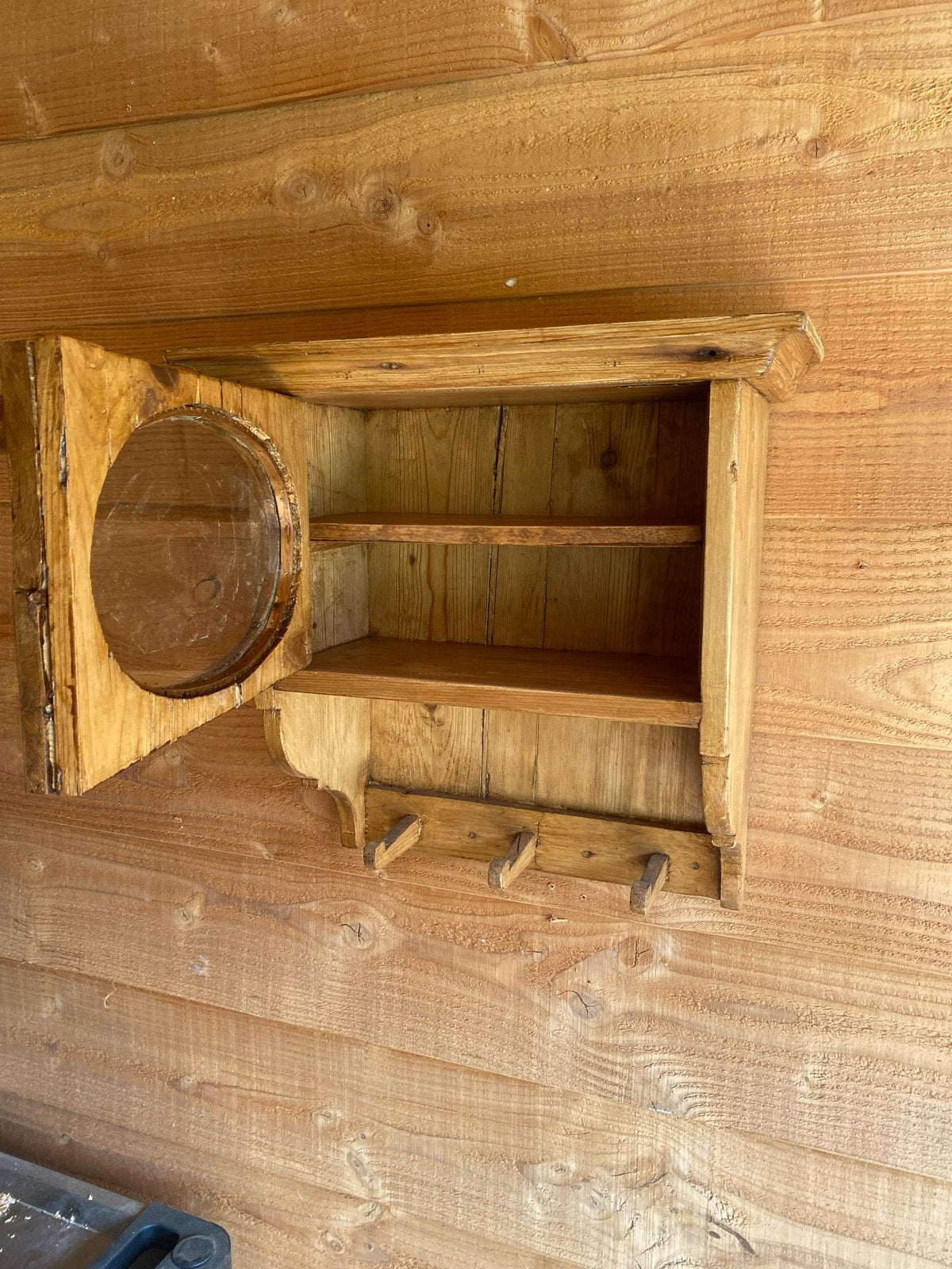 Vintage houten wandkastje met spiegel en haakjes, Ophalen of Verzenden