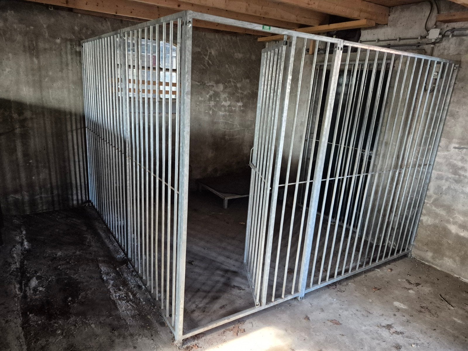 hondenbench, hondenkennel,hondenhok, buitenverblijf met deur, Dieren en Toebehoren, Ophalen, Zo goed als nieuw