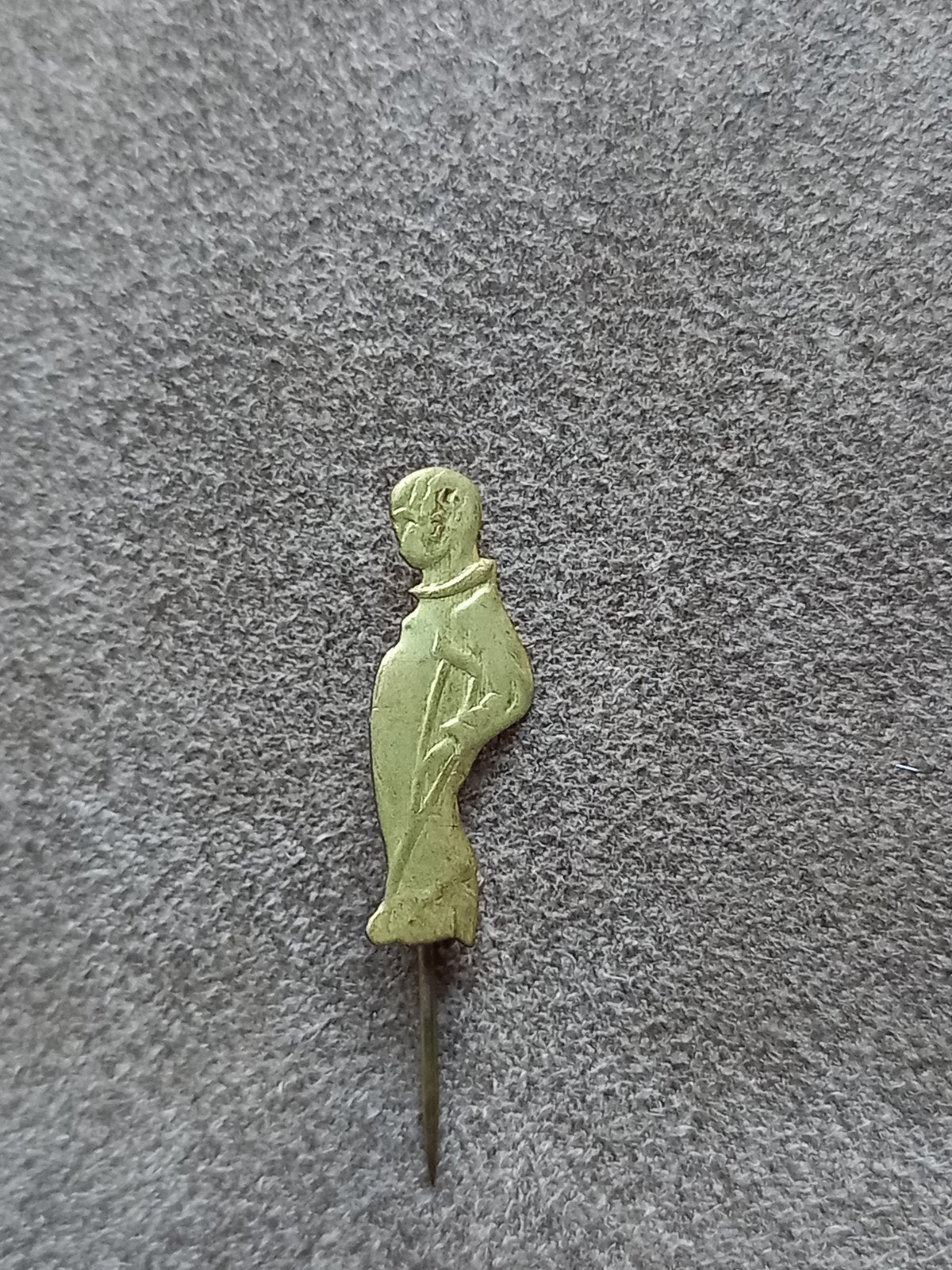 Speldje monnik / pater / iemand met kruk??, Ophalen of Verzenden, Gebruikt
