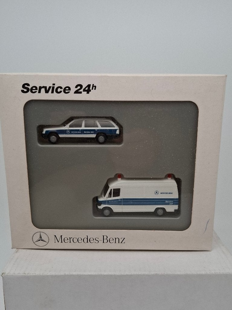 Herpa 1/87 set - 2 x Mercedes 24 hr service wagens, Hobby en Vrije tijd, Modelauto's | 1:87, Verzenden, Zo goed als nieuw, Auto