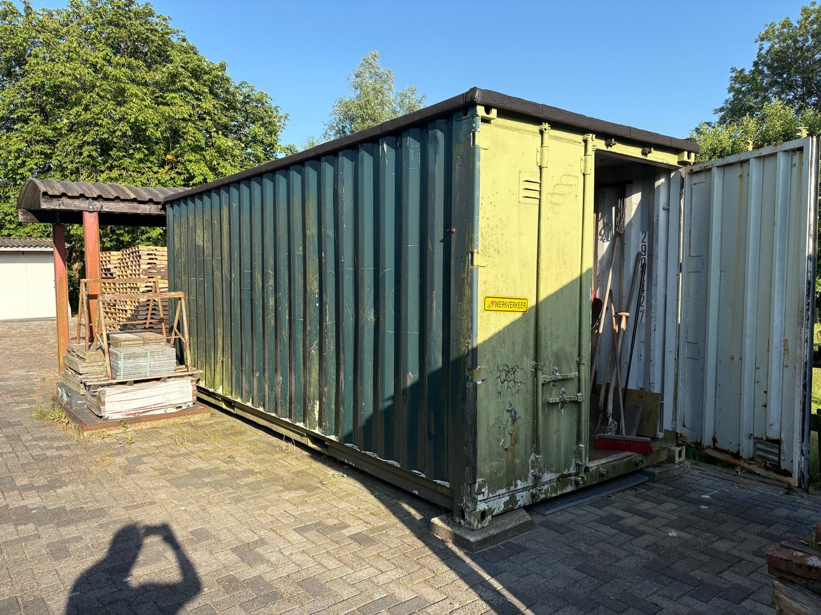 Robuuste zeecontainer met houten stellingen, Ophalen