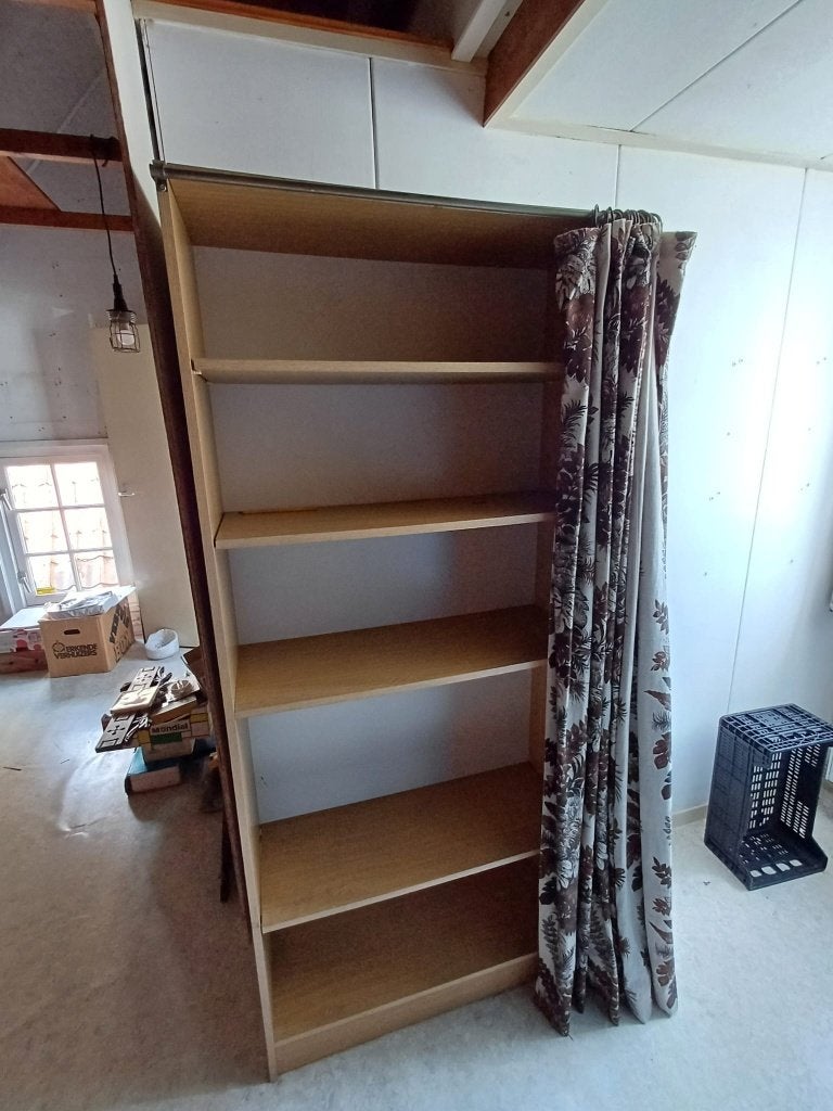 Boekenkast met gordijn, Ophalen, Met plank(en), Gebruikt, 50 tot 100 cm